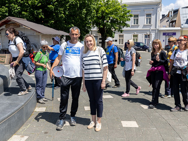 Zamjenica župana Jasna Orešković-Brkljačić sa hodočasnicima u Gospiću                                                                                                                                                                                     